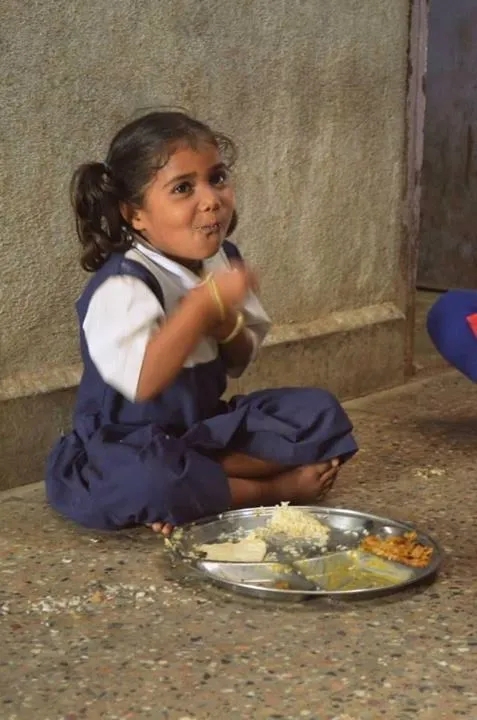 பசித்த ஏழை மாணவி உண்ணும் காட்சி